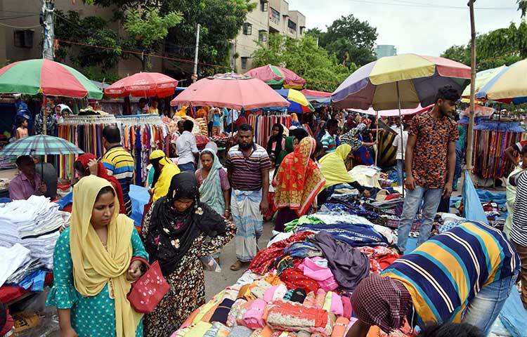 ফুটপাতের দোকানে ক্রেতাদের ভিড়। ছবি: বিপ্লব দিক্ষিৎ