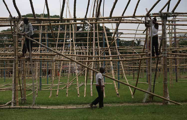 বাঁশ দিয়ে প্যান্ডেল তৈরি করা হচ্ছে। ছবি: মাহবুব আলম