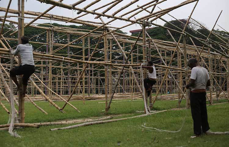 কয়েকদিন ধরে ঈদের জামাতের জন্য শ্রমিকরা প্যান্ডেল নির্মাণের কাজ করছেন। ছবি: মাহবুব আলম