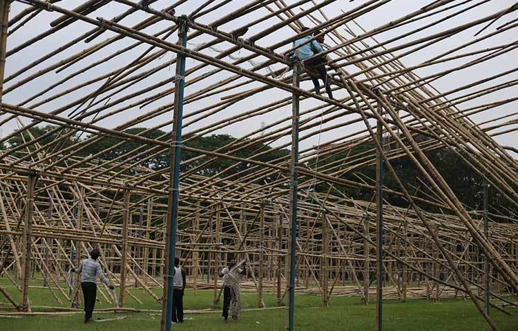 প্যান্ডেল নির্মানে ব্যস্ত শ্রমিককরা। ছবি: মাহবুব আলম