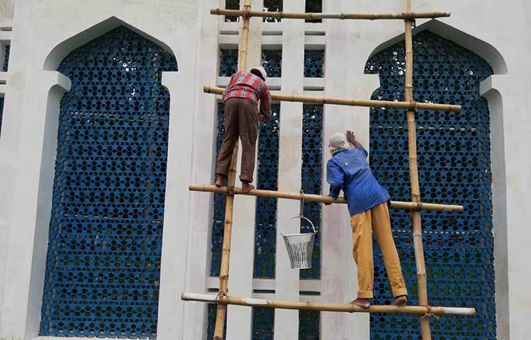 ঈদগাহের দেয়ালে রঙের কাজ চলছে। ছবি: মাহবুব আলম