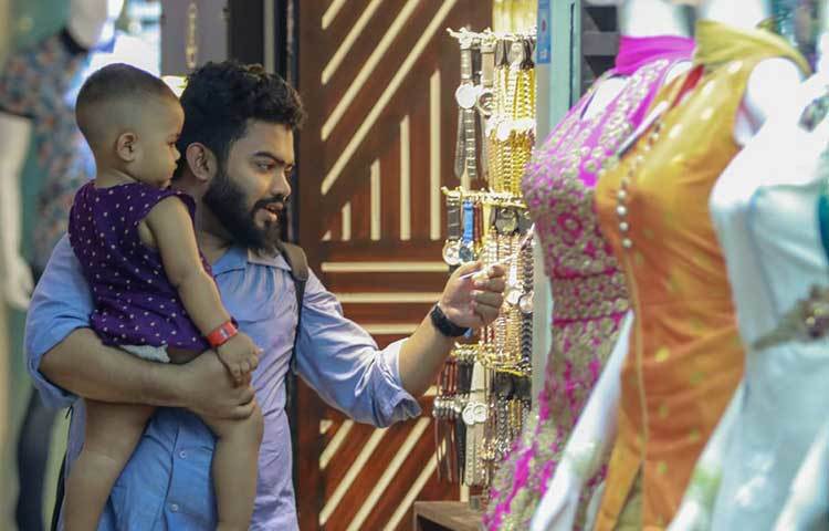 থ্রি পিচ দেখছেন এক ক্রেতা। ছবি: মাহবুব আলম