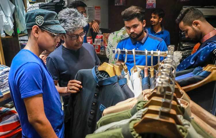ঈদের পোশাক হিসেবে তরুণদের অনেকেই পাঞ্জাবি পছন্দ করছেন। ছবি: মাহবুব আলম