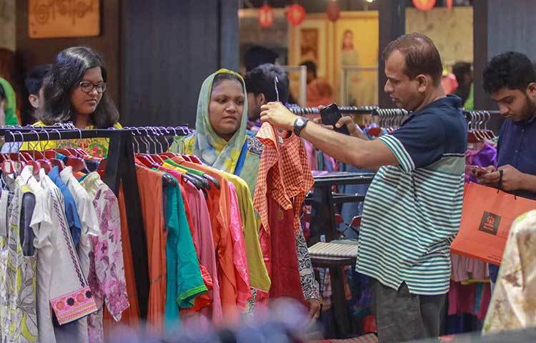 ছোটদের পোশাকের দোকানে কেনাকাটার ব্যস্ততা। ছবি: মাহবুব আলম