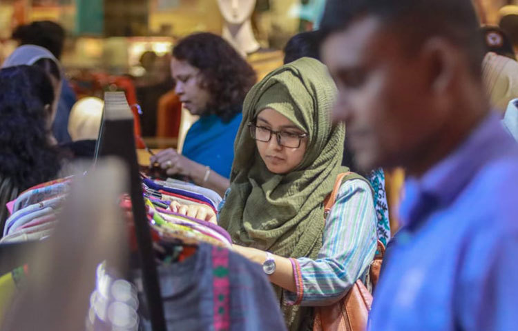 মেয়েদের পোশাকের একটি দোকানে ক্রেতাদের ভিড়। ছবি: মাহবুব আলম