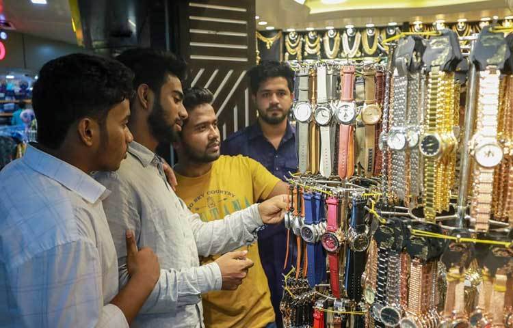 দেশি বিদেশি বাহারি ডিজাইনের ঘড়ি কিনতে তরুণদের ভিড়। ছবি: মাহবুব আলম