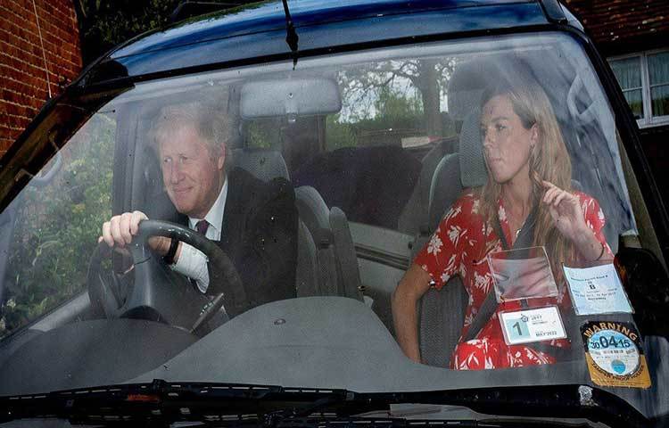 ২০১২ সালে কাজের সূত্রেই বরিস এবং ক্যারির আলাপ। ২০১৮ সালে বরিস জনসনের বিবাহবিচ্ছেদ ঘটে। এর পরেই নাকি সম্পর্কে জড়ান বরিস এবং ক্যারি। তবে দু’জনের কেউই সম্পর্কের কথা প্রকাশ্যে স্বীকার করেননি।