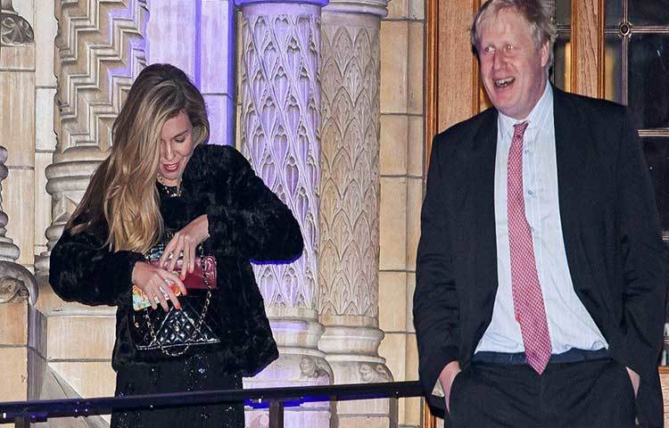 ডাউনিং স্ট্রিটের বাড়িতে জনসনের সঙ্গে ক্যারি থাকলে সে দেশের ইতিহাসে এই প্রথমবার দেশের প্রধানমন্ত্রী কোনো অবিবাহিত মহিলার সঙ্গে থাকবেন।