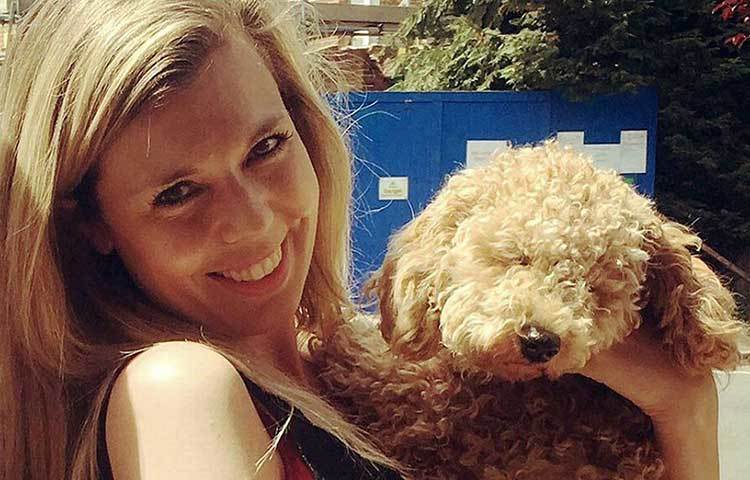 ব্রিটেনের এক নামকরা পত্রিকার প্রধান ম্যাথিউ সাইমন্ডস এবং সেই পত্রিকার এক আইনজীবী জোসেফিন ম্যাকফির মেয়ে ক্যারি সাইমন্ডস লন্ডনেই বড় হয়ে ওঠেন।