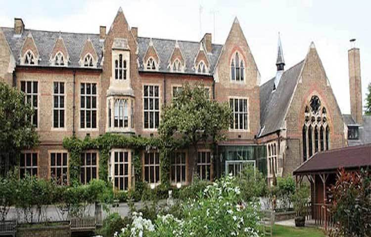 ১৯৯৯ থেকে ২০০৬ সাল পর্যন্ত তিনি পশ্চিম লন্ডনের গডলফিন অ্যান্ড লাটিমার সেকেন্ডারি স্কুলে পড়াশোনা করেন।