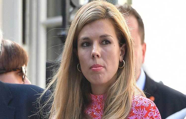 ২০০৯ সালে কনজারভেটিভ হেডকোয়ার্টারে প্রেসের প্রধান হিসেবে ক্যারি সাইমন্ডস কাজ শুরু করেন। মাত্র ২৯ বছর বয়সেই এই তরুণী তার দক্ষতার মাধ্যমে কনজারভেটিভ পার্টির পিআর প্রধান হিসাবে নির্বাচিত হন।