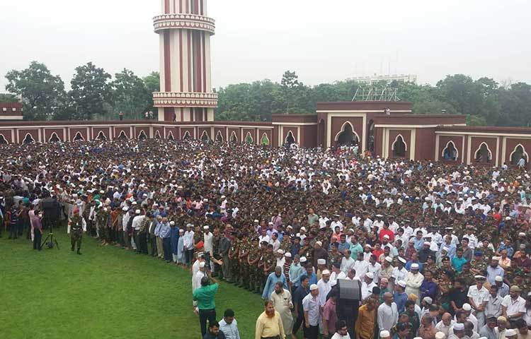 আজ রোববার দুপুর ১টা ৫০ মিনিটে এ জানাজা অনুষ্ঠিত হয়। ধর্মীয় শিক্ষক মাওলানা আহসান হাবীব জানাজা পড়ান। ছবি: প্রদীপ দাস