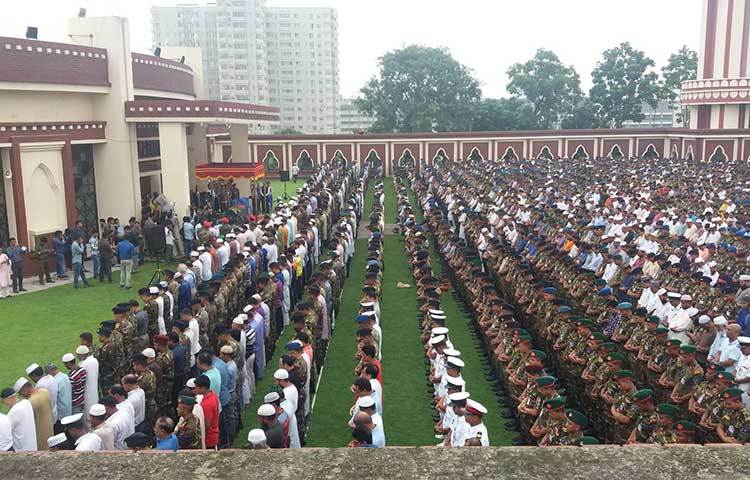 জানাজায় অংশ নেন সেনাবাহিনী প্রধান জেনারেল আজিজ আহমেদ, জাতীয় পার্টির ভারপ্রাপ্ত চেয়ারম্যান গোলাম মোহাম্মদ কাদের, দলটির সাবেক মহাসচিব এ বি এম রুহুল আমিন হাওলাদার, ঢাকা উত্তর সিটি কর্পোরেশনের মেয়র আতিকুল ইসলামসহ বিভিন্ন রাজনৈতিক দলের নেতা ও সশস্ত্র বাহিনীর ঊর্ধ্বতন কর্মকর্তারা। ছবি: প্রদীপ দাস