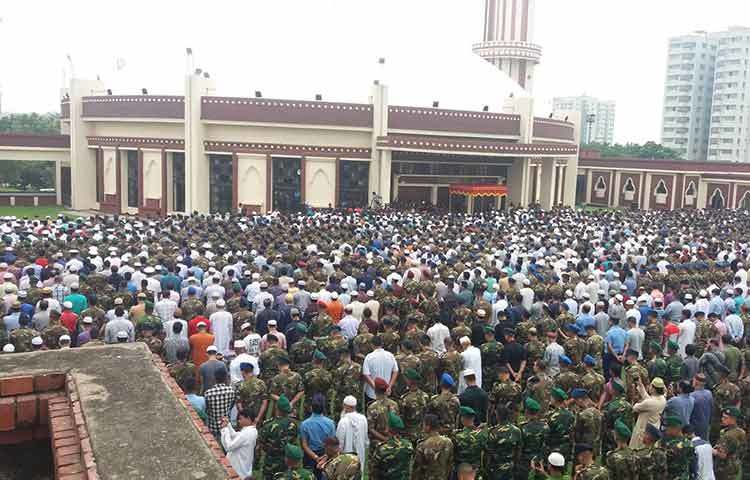 জানাজার আগে সংক্ষিপ্ত বক্তব্যে এরশাদের ভাই জি এম কাদের বলেন, ‘হুসেইন মুহম্মদ এরশাদ যেসব কাজ করেছেন তা সবার কাছে পছন্দনীয় নাও হতে পারে। তাই তার কাজে যদি কেউ কষ্ট পেয়ে থাকেন তাহলে আল্লাহর ওয়াস্তে মাফ করে দিবেন। তার কাছে যদি কারও কোনো দেনা-পাওনা থাকে তাহলে আমাদের সঙ্গে যোগাযোগ করবেন। আর সবাই তার জন্য দোয়া করবেন।’ ছবি: প্রদীপ দাস