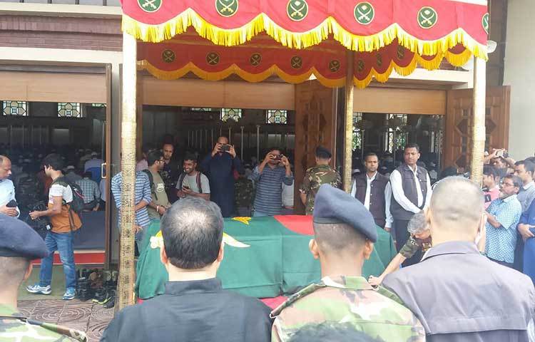 এর আগে সকাল পৌনে ৮টার ঢাকার সম্মিলিত সামরিক হাসপাতালে (সিএমএইচ) চিকিৎসাধীন অবস্থায় শেষ নিশ্বাস ত্যাগ করেন এরশাদ। ছবি: প্রদীপ দাস