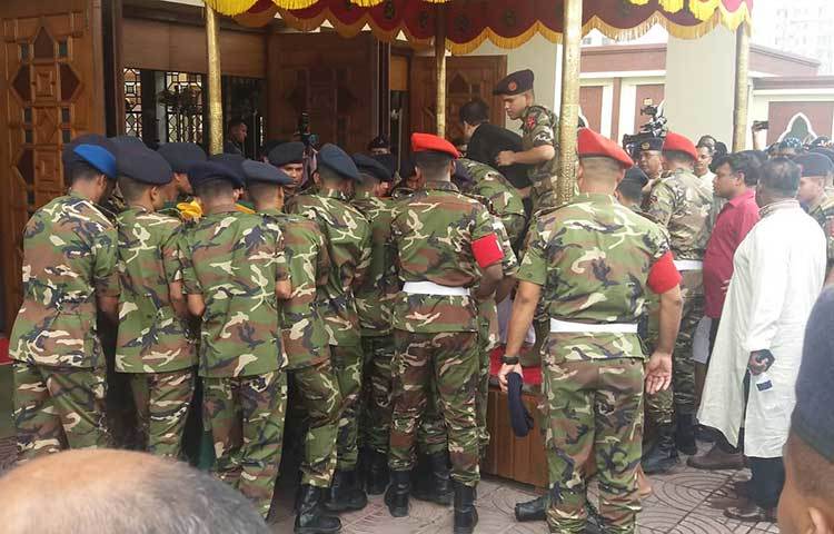 ৯০ বছর বয়সী এরশাদ রক্তে সংক্রমণসহ লিভার জটিলতায় ভুগছিলেন। গত ২২ জুন সিএমএইচে ভর্তি করা হয় তাকে। এর আগেও তিনি একাধিকবার দেশ-বিদেশে চিকিৎসা নেন। ছবি: প্রদীপ দাস