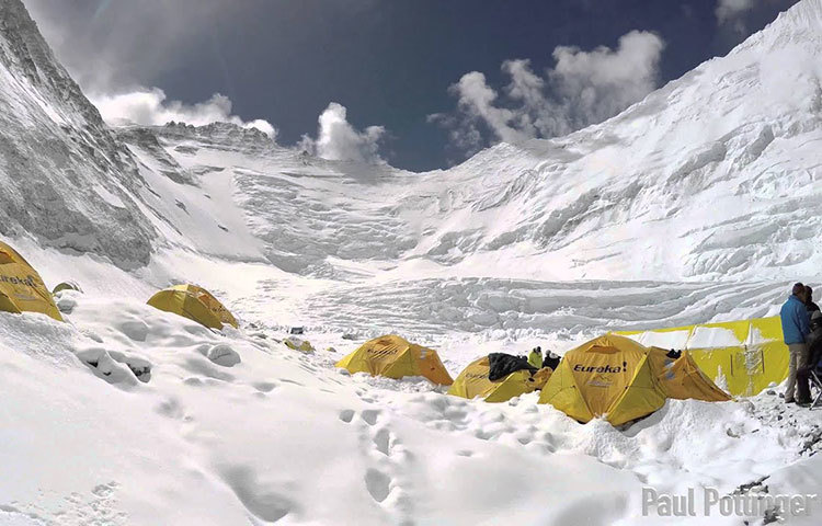 ফণীর দাপটে এভারেস্টেও আঘাত হেনেছে। ঘূর্ণিঝড়ের হাওয়ার তাণ্ডবে এভারেস্টে উড়ে গেল একাধিক তাঁবু। শুক্রবার ঘূর্ণিঝড়টি ভূভাগে প্রবেশের সময় প্রায় ৯০০ কিলোমিটার দূরে এই কাণ্ড ঘটে বলে জানা গিয়েছে।