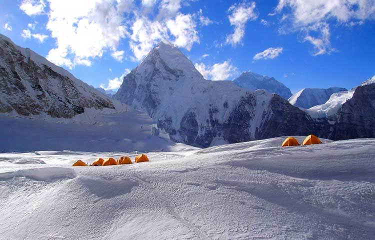 শুক্রবার সকাল থেকেই ফণির আতঙ্কে কাঁপছিল ওড়িশা ও পশ্চিমবঙ্গ। সকাল ৮টার কিছু পরে সৈকত ছোঁয় ঝড়ের কেন্দ্র। এর পর ফণির তাণ্ডবে লন্ডভন্ড হয়ে গিয়েছে ওড়িশার বিস্তীর্ণ অংশ। ছাড় পায়নি বিশ্বের সব থেকে উঁচু শৃঙ্গও। সেখানে উড়ে গিয়েছে পর্বতারোহীদের তাঁবু।