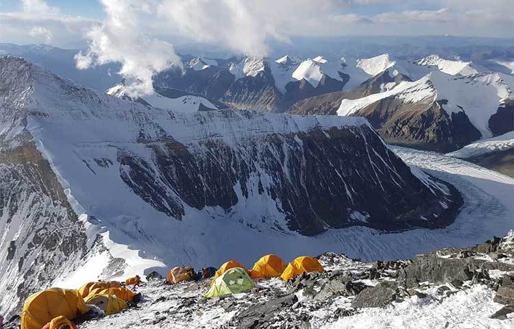 জানা গিয়েছে, ৬,৪০০ মিটার উচ্চতায় এভারেস্টের ২ নম্বর ক্যাম্পে প্রায় ২০টি তাঁবু উড়ে গিয়েছে। তবে এই ঘটনায় কেউ হতাহত হননি।