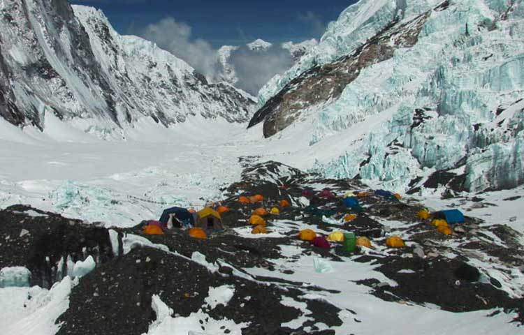 ক্যাম্প থেকে খবর এসেছে, ‘শুক্রবার বেলা বাড়লে তীব্র বেগে হাওয়া বইতে থাকে ২ নম্বর ক্যাম্পে। হাওয়ায় উড়ে যায় ২০টি তাঁবু’।