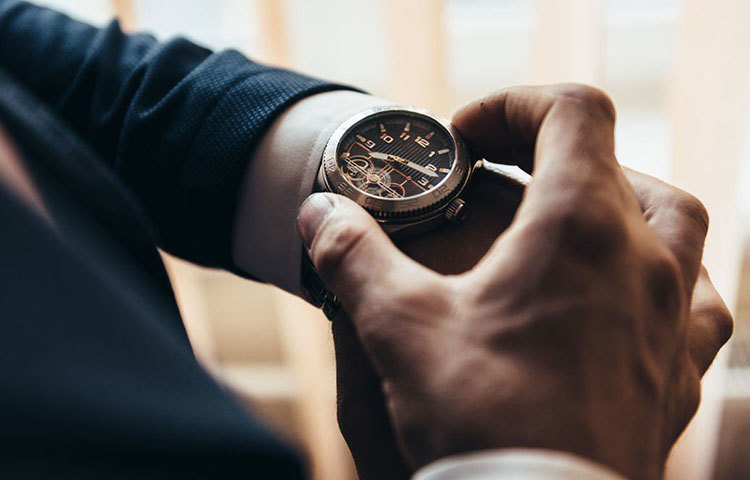 তবে প্রথমেই কি এক-দু’মিনিট ধরে রাখতে পারবেন প্লাঙ্ক? অনভ্যস্ত শরীর হলে সে চেষ্টা ভুলেও করবেন না। বরং ১০ সেকেন্ড, ২০ সেকেন্ড করে ঘড়ি ধরে ছোট ছোট টার্গেটে ভাগ করে নিন সময়সীমা।