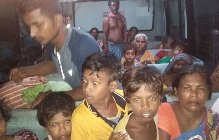 পূর্বাভাসের চেয়ে ৫-৬ ঘণ্টা আগেই স্থলভাগে আছড়ে পড়েছে ঘূর্ণিঝড় ফণী। শুক্রবার সকালেই ২০০ কিমি বেগে ওড়িশায় আঘাত হেনেছে শক্তিশালী ঘূর্ণিঝড়।