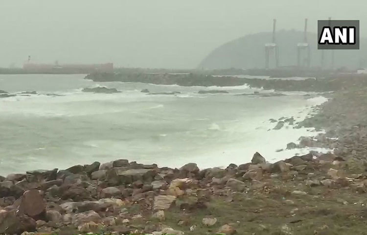 ঢেউগুলো আছড়ে পড়েছে কূলে।