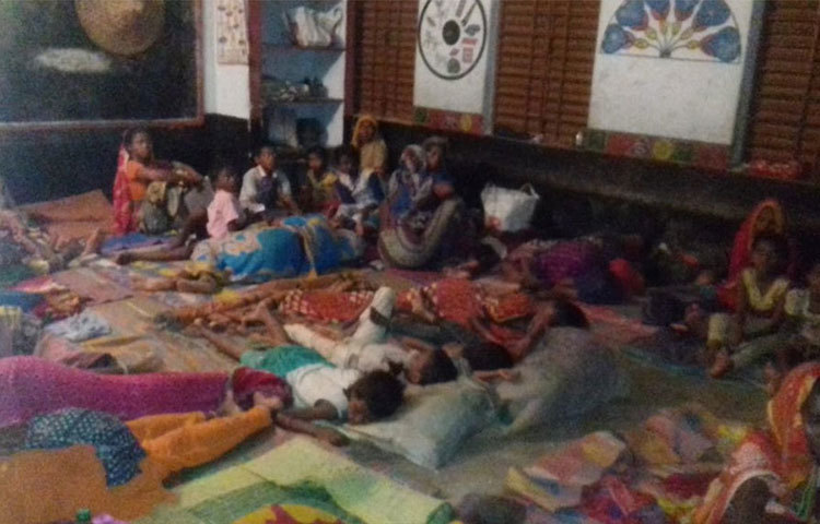 গত তিনদিন উপগ্রহ চিত্রে গতিবিধির ওপর নজর রাখার পর আবহাওয়া অফিস জানিয়েছিল, শুক্রবার বেলা তিনটার সময় বঙ্গোপসাগর থেকে স্থলভূমিতে ঢুকবে ঘূর্ণিঝড় ফণী। কিন্তু তার আগেই সকাল সাড়ে ৯টার কিছু আগে ওড়িশায় ঢুকে পড়ল ফণী।