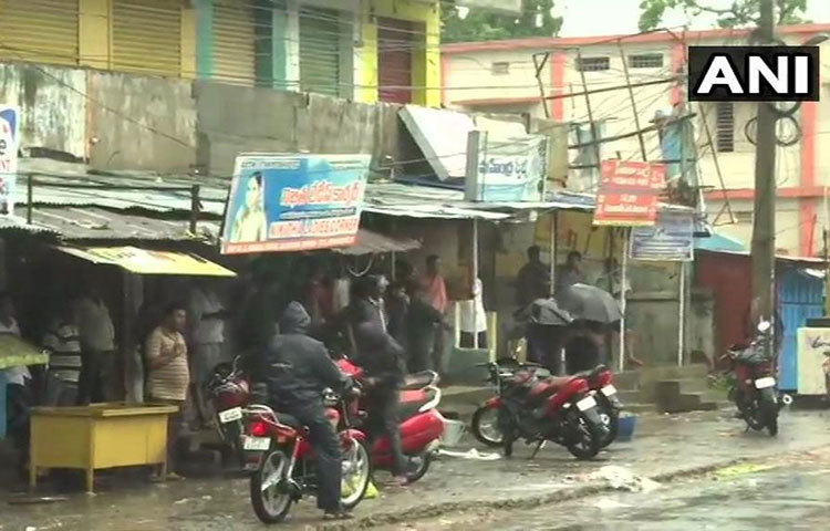 এর আগে ১৯৯৯-এ এই মাত্রায় পৌঁছনো সুপার সাইক্লোনে প্রায় ১০ হাজার মানুষ মারা গিয়েছিলেন, ক্ষয়ক্ষতি হয়েছিল বিপুল।