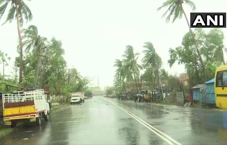 ভারতের প্রশাসনিক কর্মকর্তারা বলছেন, ফণী দিঘা উপকূল দিয়ে ঢুকে পূর্ব মেদিনীপুর, হাওড়া, কলকাতা এবং উত্তর ২৪ পরগনা হয়ে বাংলাদেশের দিকে চলে যাবে। কিন্তু প্রভাব পড়বে এই গতিপথের দু’ধারের বিস্তীর্ণ এলাকায়।