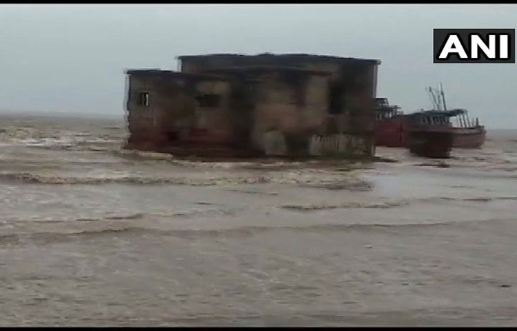 ঢেউয়ে উত্তাল উপকূল।