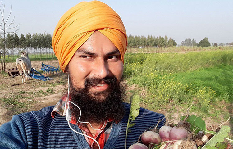 ভারতের হরিয়ানার এক কৃষক পরিবারে জন্ম দর্শন সিংয়ের। দাদু-বাবার দেখানো পথে বড় হয়ে তিনিও চাষাবাদ করছেন। আর এই চাষের সুবাদে তার মাসিক উপার্জন জানেন। ২ লাখ টাকারও বেশি!