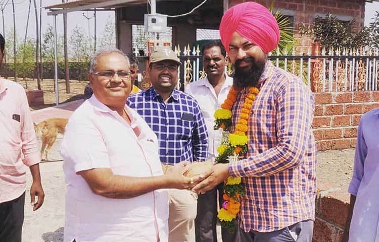 মোবাইলের বদলে ভিডিও শুট করার জন্য অত্যাধুনিক ক্যামেরাও কিনে ফেলেছেন দর্শন। চাষ থেকে লাভ তো করছেনই, ইউটিউব থেকেও তিনি প্রতি মাসে ২ লাখ টাকা আয় করছেন। সঙ্গে বাড়তি পাওনা পরিচিতি। ইউটিউবের সুবাদে দর্শনকে এখন অনেকেই চেনেন।