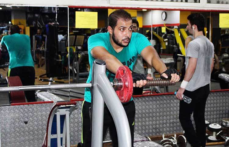 অনেকে খালি পেটেই ছোটেন জিমে? বা বাড়িতে ব্যায়ামও খালি পেটে? মারাত্মক ক্ষতি করছেন কিন্তু! শরীরচর্চায় পরিশ্রম হয়, তাই মেটাবলিক রেটও এই সময় উচ্চ থাকে। তাই খালি পেটে শরীরচর্চা করলে পেশীতে টান ধরা থেকে শুরু করে মাতা ঘুরে পড়ে যাওয়ার মতো ঘটনাও ঘটে। পেশীও তার শক্তি হারাতে থাকে। তার চেয়ে হালকা কিছু খেয়ে ব্যায়াম করুন। উপকার পাবেন।