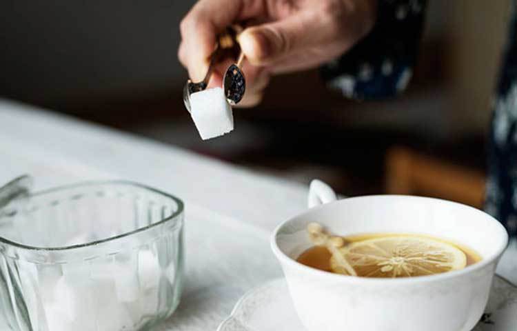 চিনি মোটে খান না, উল্টে শরীর টোনড রাখতে সুগার ফ্রি ধরেছেন। বার বার ‘না’ বলছেন চিকিৎসকরা। সুগার ফ্রি-তে থাকা অ্যাসপার্টেম উল্টে চোরা পথে মেদ বাড়ায়। শরীরের ক্ষতিও করে এই অ্যাসপার্টেম। তাই সুগার ফ্রি আর নয়!