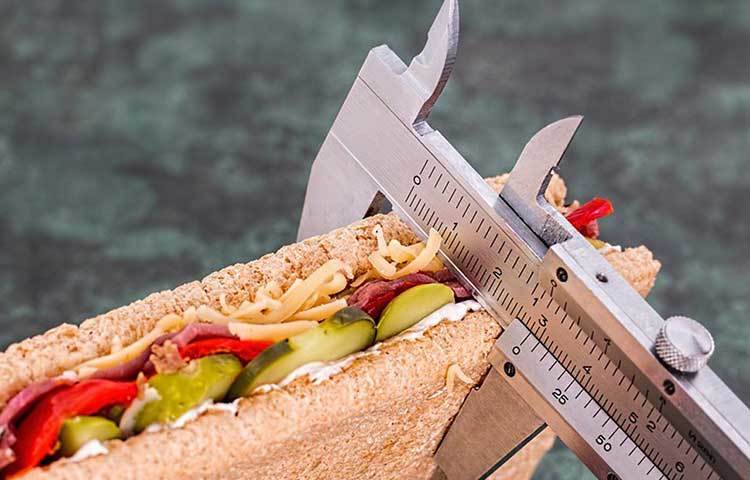 মোটা হওয়ার শঙ্কা দূর করতে তাই নিজের মতো করেই সাজিয়ে নিয়েছেন রুটিন। কিছু কিছু স্বভাব ছেড়ে দিতে হবে। নতুন করে রপ্ত করেছেন কিছু অভ্যাস। কিন্তু জানেন কি, যে সব  অভ্যাস আয়ত্তে আনছেন, তার অনেকগুলোই আসলে কোনো কাজেই আসে না মেদ কমাতে, উল্টে ক্ষতি করে শরীরের।