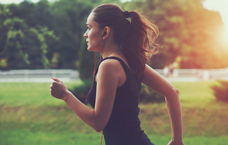 চেষ্টা করুন সপ্তাহে অন্তত তিনদিন ধীর গতিতে (স্পিড জগিং) দৌড়াতে। ৯০ কিলোগ্রাম পর্যন্ত ওজন যাদের, তাদের ক্ষেত্রে ৫০ মিনিটের এমন দৌড় কমাতে পারে ৮০০ ক্যালোরি। সারাদিনের কাজের ফাঁকে যে কোনো সময় এই ৫০ মিনিট বের করুন ছিপছিপে থাকতে।