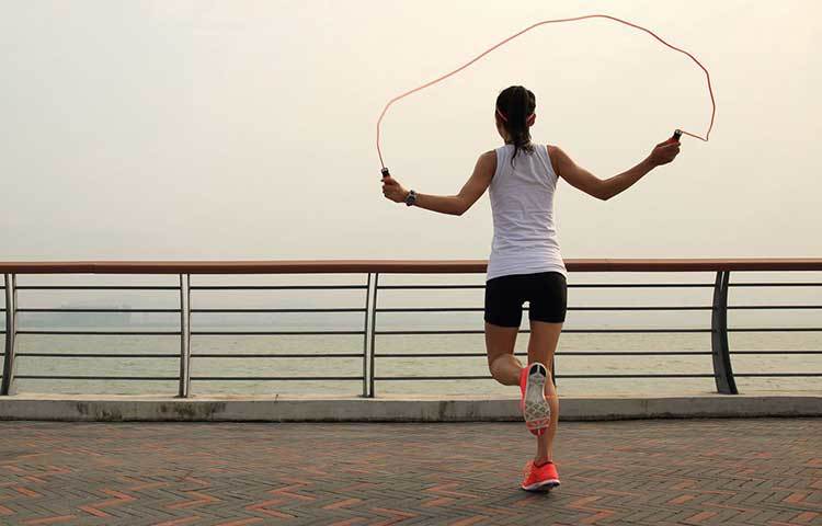 নির্দিষ্ট সময়ে বাড়ির বাইরে গিয়ে হাঁটাহাঁটির সময় থাকে না অনেকেরই। দৌড়ানোর মতো রাস্তা বা পার্কও যে নাগালের মধ্যে থাকবে এমনও নয়। তারা আজই কিনে ফেলুন লাফদড়ি। বাড়ির ফাঁকা কোনো জায়গায় বা ছাদে এই ব্যায়াম শুরু করুন। টানা মিনিট ১৫ লাফদড়ি অভ্যাস করলে প্রায় ৯৫০ ক্যালোরি ঝরে। একটানা ১৫ মিনিট না পারলে প্রথম দিকে ছোট ছোট বিরতি নিন।