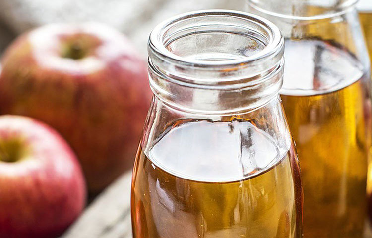 অ্যাপেল সাইডার ভিনিগারের অনেক গুণ। মেদ ঝরানোর কাজেও ওস্তাদ। তাই খাওয়ার আগে এক-দু’চামচ ভিনিগার খেয়ে ফেলেন। ভাবেন, এতে খাবারের ফ্যাট দ্রুত গলিয়ে ফেলা সম্ভব। না, এমন সহজ উপায়ে ফ্যাট গলে না। উল্টে ঘন ঘন ভিনিগারে শরীরে অম্লের পরিমাণ বাড়ায়। যকৃত ও গলায় নানা সমস্যাও দেখা যায়। বরং দিনে এক বার সালাদে ভিনিগার মিশিয়ে খান।