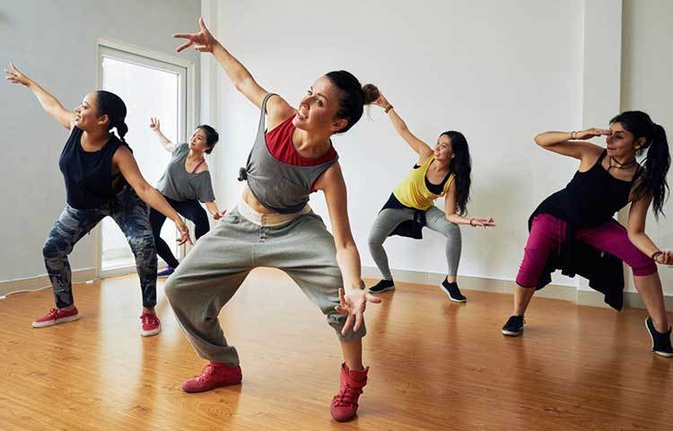 লাফদড়িতেও অনীহা মিউজিক সিস্টেম বা মোবাইল চালু করুন। পছন্দের কোনো গানের সঙ্গে গা ঘামিয়ে নাচানাচি করুন। আধ ঘণ্টা নাচে কমে প্রায় ৯০০ ক্যালোরি। যারা প্রথাগত নৃত্যচর্চা করেন, তারাও নাচের অভ্যাস রাখুন। এতে নৃত্যকলায় দক্ষ হওয়ার সঙ্গে শরীরও থাকবে মেদহীন।