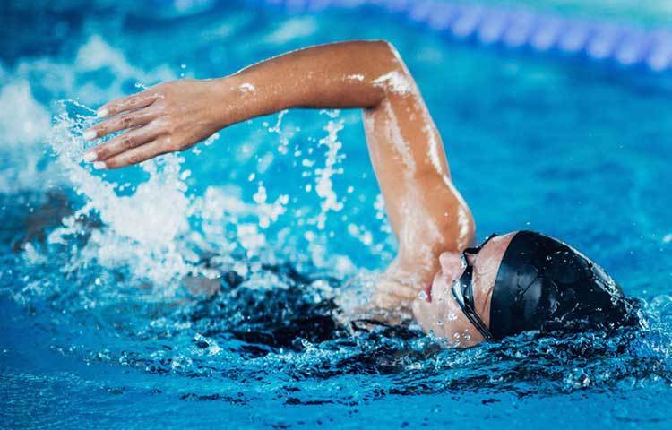 নাচের মতোই আর একটি মজাদার অথচ উপকারী ব্যায়াম সাঁতার। এই গরমে ঘণ্টার পর ঘণ্টা সুইমিং পুলে গা ভাসাতে ভালোবাসেন অনেকেই। এবার আরামবিলাসের মধ্যে ৫০ মিনিট সাঁতরে নিন। গা না ভাসিয়ে প্রথা মেনে সাঁতার কাটুন এইটুকু সময়। ৫০ মিনিটের সাঁতার ঝরিয়ে দেবে ৮৫০ ক্যালোরি।