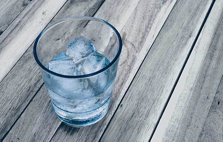 এই গরমে তেষ্টা মেটাতে আর শরীরকে আরাম দিতে দেদার বরফ মেশানো ঠান্ডা জল খাচ্ছেন। ফ্রিজ থেকে বোতল বেরিয়েই চালান হয়ে যায় পেটে। এমনটা হলে খুব সাবধান। ফ্রিজের বরফের পানি পান করলে মেদ বাড়ে।