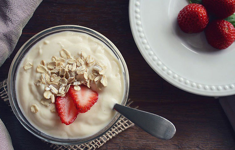 ডায়েট ধরে রাখতে আর নিশ্চিন্তে থাকতে একই রকমের খাবার খেয়ে চলেছেন। ব্রেকফাস্ট থেকে ডিনার সব খাবারই গতে বাঁধা। খুব একটা পরীক্ষা-নিরীক্ষাতেও যান না। এমন হলে সাবধান। একই রকমের খাবার খেতে খেতে একটা সময়ের পরে শরীর অভ্যস্ত হয়ে যায়। অভ্যাসের ফলে মেদ ঝরানোও কমিয়ে ফেলে। আর শরীর সব পুষ্টিগুণও পায় না একই ধরনের খাবার থেকে।