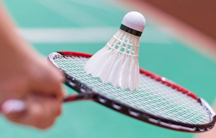 গা ঘামে এমন কিছু খেলা বেছে নিন। বিকেলে বা সন্ধ্যার অবসরে ব্যাডমিন্টন, টেনিস খেলুন। সুযোগ পেলে ফুটবলে মন দিন। দীর্ঘ অনভ্যাসে দক্ষতা আসতে ও দম পেতে সময় লাগবে ঠিকই। কিন্তু মনে রাখবেন, বড় খোলোয়াড় হতে নয়, মেদ ঝরাতেই এ সব খেলা বেছেছেন। তাই পারফর্ম্যান্সের কথা না ভেবে শরীর ঘামছে কি না সে দিকে নজর দিন।