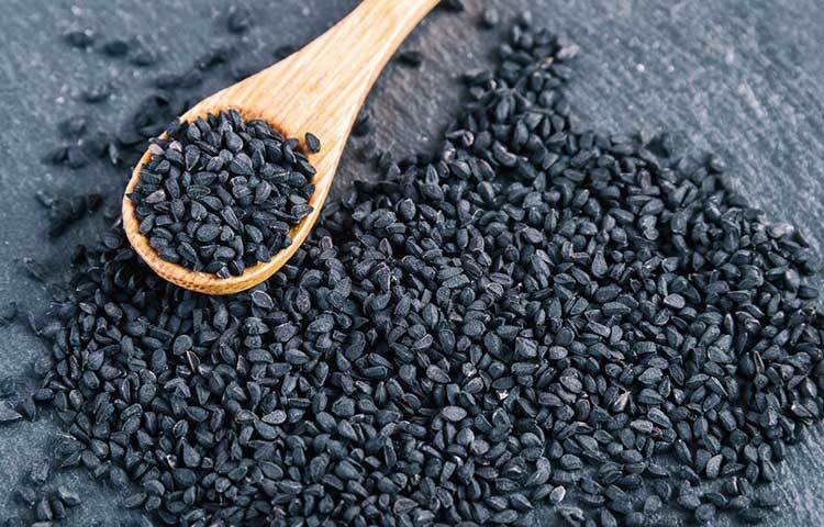 কালোজিরাতে ফসফেট, ফসফরাস ও লৌহের উপস্থিতি অধিক পরিমাণে থাকায় রক্তাল্পতার রোগীরাও এ থেকে উপকার পেয়ে থাকেন। অ্যান্টি অক্সিড্যান্ট ও ক্যারোটিন থাকায় তা অ্যান্টি ক্যান্সার হিসেবেও খাদ্যমহলে জনপ্রিয়।