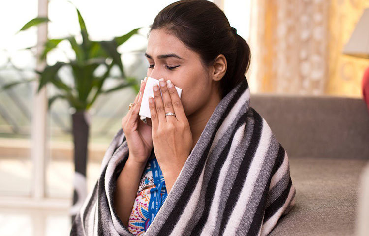 সর্দি-কাশি রুখতে কালোজিরা দিয়ে ঘরোয়া চিকিৎসা নতুন কিছু নয়। একটি পরিষ্কার কাপড়ে কালোজিরা জড়িয়ে তা নাকের কাছে নিয়ে গিয়ে বড় করে শ্বাস টানুন কিছুক্ষণ ধরে। এর ঝাঁজ বুকে জমে থাকা শ্লেষ্মাকে টেনে বের করতে সাহায্য করে। নাক বন্ধের সমস্যাতেও ঘরোয়া এই উপায়ের জুড়ি মেলা ভার।