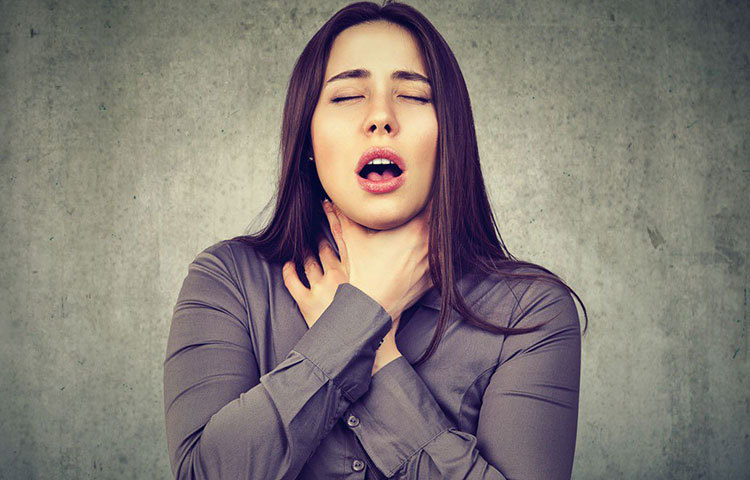 শ্বাসকষ্টের সমস্যা হঠাৎ মুশকিলে ফেললে সব সময় চিকিৎসকের সরণ নেওয়ার অবস্থা থাকে না। অনেক সময় হাতের কাছে মজুত থাকে না দরকারি ওষুধও। কালো জিরে রাখুন কাপড়ে জড়িয়ে। এবার নাকের কাছে নিয়ে গন্ধ শুঁকুন এর। শ্বাসকষ্টের কষ্ট থেকে সাময়িক মুক্তি দিতে পারে এই ঘরোয়া উপায়।