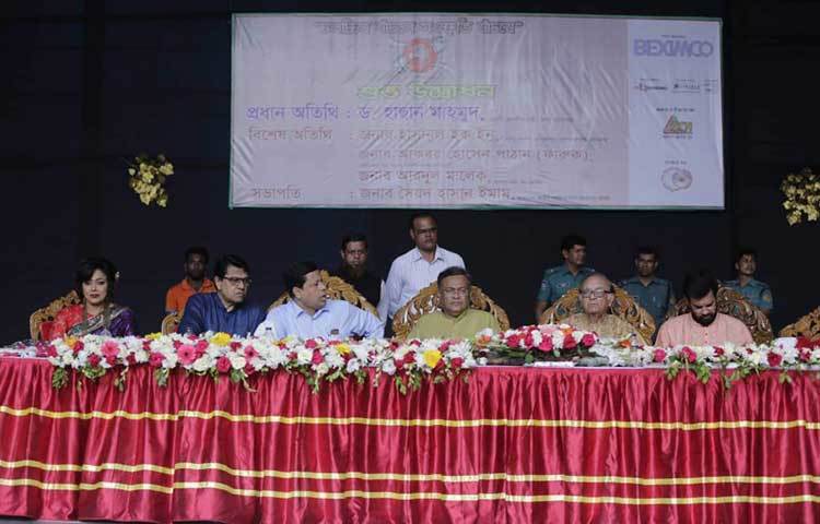 চলচ্চিত্র দিবসেন অনুষ্ঠানে উপস্থিত ছিলেন সৈয়দ হাসান ইমাম, নায়ক আলমগীর, ইলিয়াস কাঞ্চন, পরিচালক মুশফিকুর রহমান গুলজার, মিশা সওদাগর ও সাধারণ সম্পাদক জায়েদ খান, অভিনেত্রী রোজিনা, অঞ্জনাসহ আরও অনেকে।