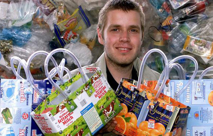 মাছ বহন করবেন যেভাবে: দোকানদার যদি ‘ইনসিউলেটিং পেপার’ দিয়ে মাছ প্যাকেট করে দেয় তাহলে তো ভালোই। তবে নিজেও বাড়ি থেকে একটি ‘কুল ব্যাগ’ নিয়ে যেতে পারেন, তাহলে আপনার সাধের কেনা মাছটি বাড়ি পৌঁছা পর্যন্ত তাজা থাকা নিয়ে নিশ্চিত থাকতে পারবেন।