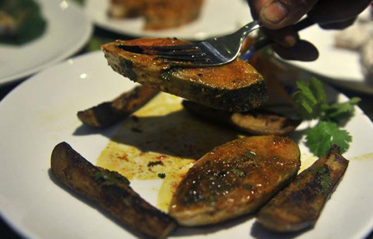 ফ্রিজে রেখে দিন: তাজা মাছ ভাজি বা রান্না করে খাওয়ার পর একটু বেচে গেলে তা ভালো করে ঢেকে ফ্রিজে রেখে দিন, তাহলে পরেরদিনও কিন্তু খেতে একই রকম স্বাদ লাগবে।